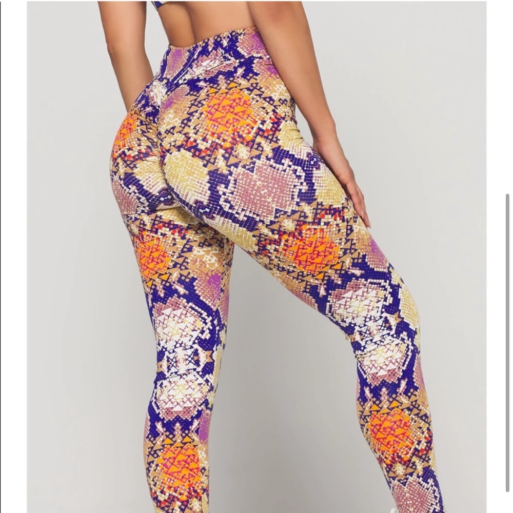 LiCi Fit Scrunch Butt workout leggings